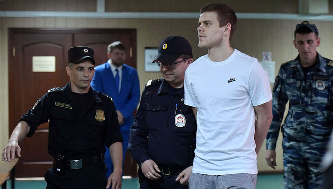 Футболист Александр Кокорин, обвиняемый в хулиганстве и побоях, перед началом заседания Пресненского...