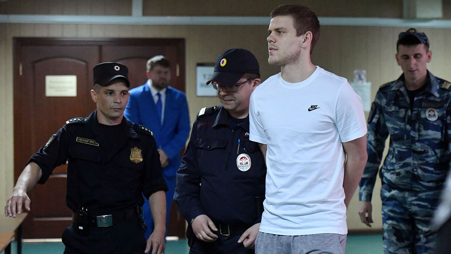Футболист Александр Кокорин, обвиняемый в хулиганстве и побоях, перед началом заседания Пресненского суда города Москвы, 8 мая 2019 года