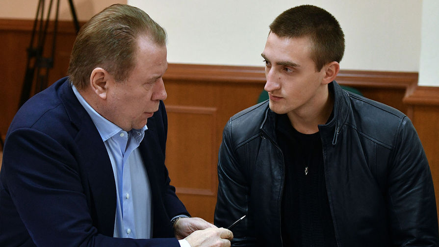Адвокат Павел Кучерена (слева) и актер Павел Устинов