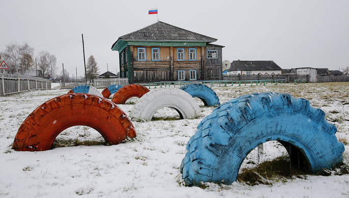 Покрышки в цветах российского флага в деревне в Свердловской области, 2015 год