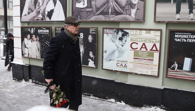 Актер Игорь Костолевский у входа в МХТ имени Чехова перед церемонией прощания с Олегом Табаковым, 15...