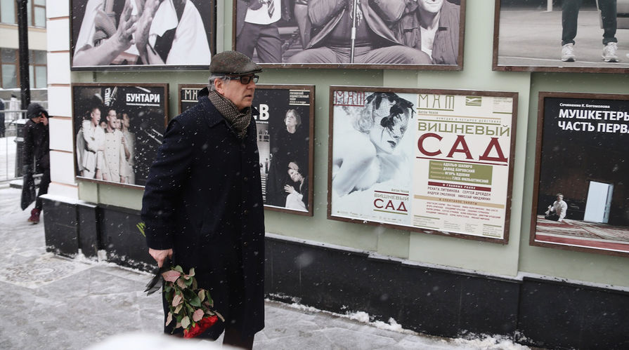 Актер Игорь Костолевский у входа в МХТ имени Чехова перед церемонией прощания с Олегом Табаковым, 15 марта 2018 года