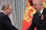 Владимир Путин и главный тренер сборной России Станислав Черчесов (справа) на церемонии вручения в Кремле государственных наград и почётных грамот спортсменам и тренерам сборной России по футболу — участникам чемпионата мира FIFA – 2018