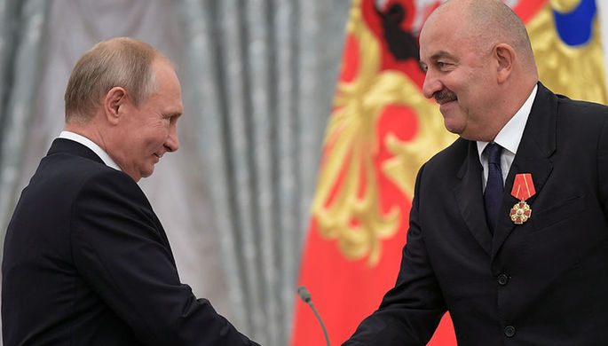 Владимир Путин и главный тренер сборной России Станислав Черчесов (справа) на церемонии вручения в...