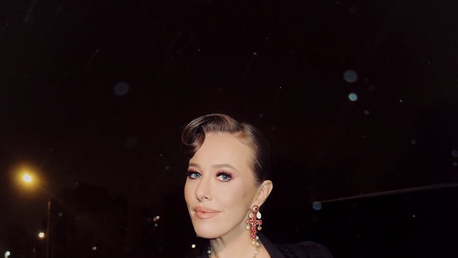 Журналистка Собчак снялась в кружевном корсете с клатчем из макарон