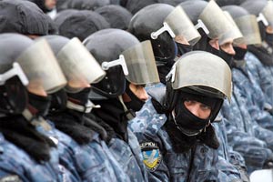 ОМОН разогнал алтайских рабочих, перекрывших федеральную трасу ОМОН разогнал алтайских рабочих, перекрывших федеральную трасу