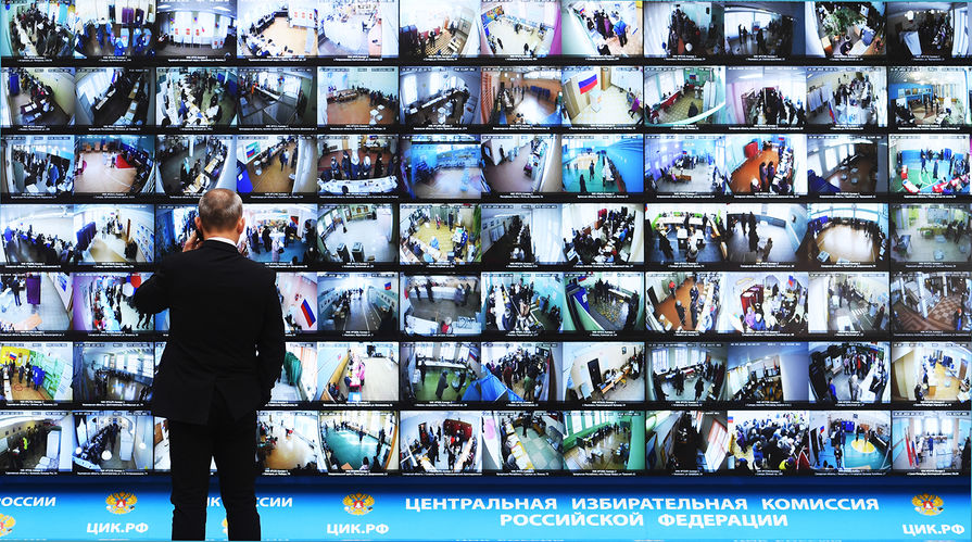 Трансляция голосования избирателей на выборах президента РФ с видеокамер, установленных на избирательных участках, в информационном центре Центральной избирательной комиссии РФ, 18 марта 2018 года