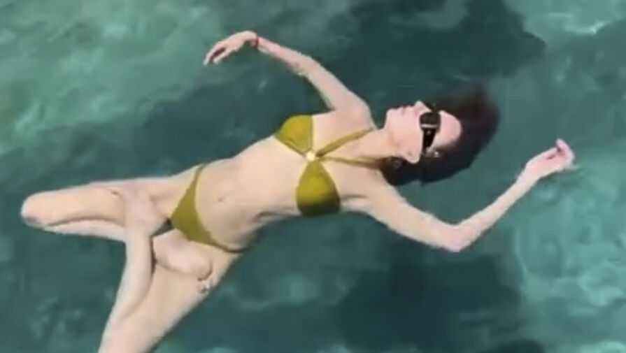 Телеведущая Светлана Бондарчук занялась йогой в бассейне
