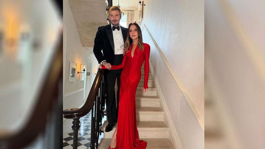 Дизайнер Бекхэм выложила фото в платье с глубоким декольте с мужем Дэвидом