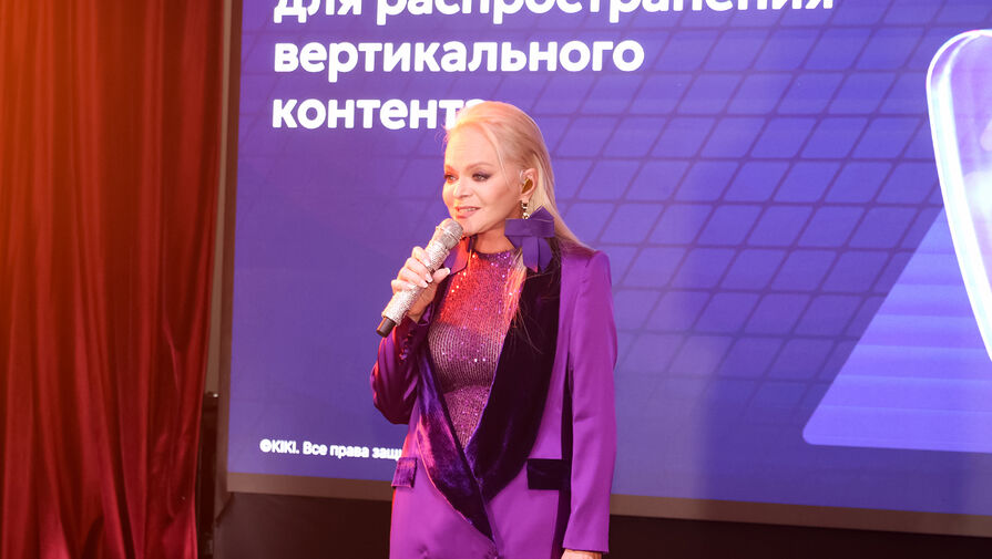 Певица Лариса Долина в блестках вышла на сцену после потери квартиры