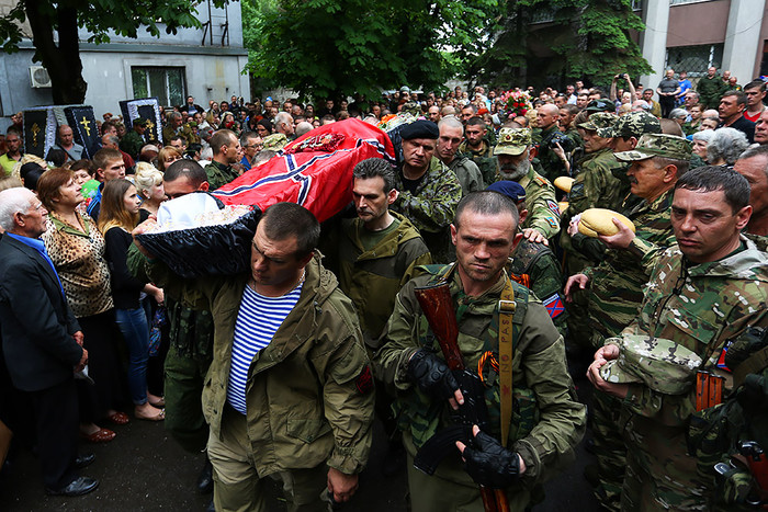 Похороны командира 4-го батальона территориальной обороны народной милиции ЛНР Алексея Мозгового и...
