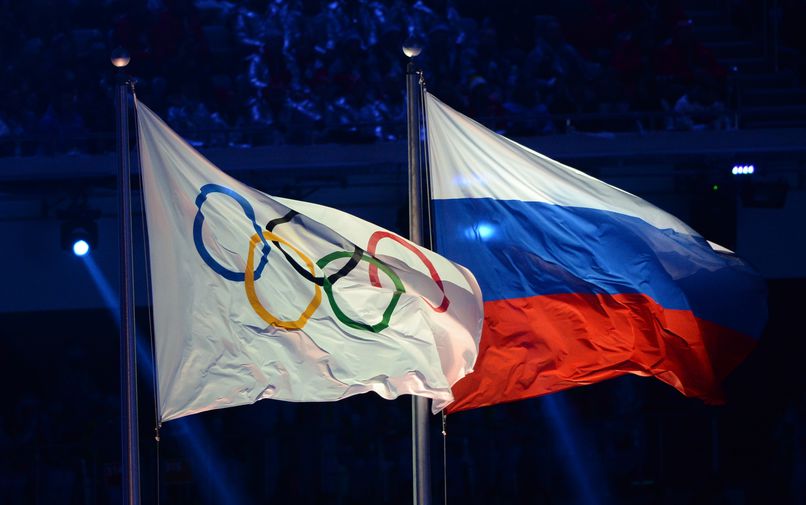 Олимпийский и российский флаги на церемонии открытия Олимпийских игр в Сочи