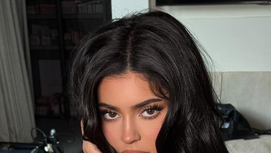 Бизнесвумен Кайли Дженнер в нижнем белье снялась у бассейна