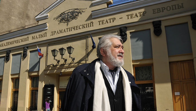 Режиссер Лев Додин у здания Малого драматического театра (МДТ), 2009 год