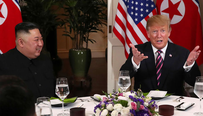 Президент США Дональд Трамп и лидер КНДР Ким Чен Ын во время встречи в Ханое, 27 февраля 2019 года