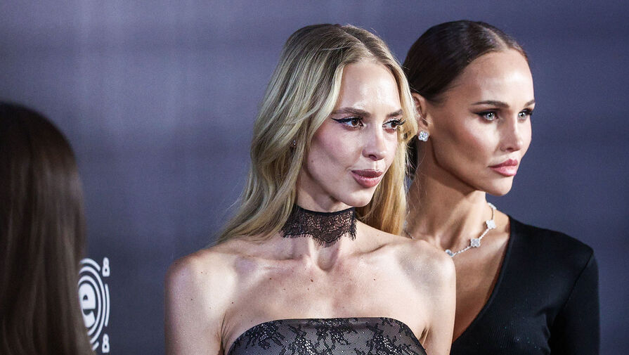 Актриса Надежда Сысоева показала фигуру в платье с разрезами