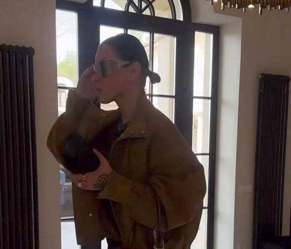 Бизнесвумен Тина Канделаки вышла на публику в юбке с перьями