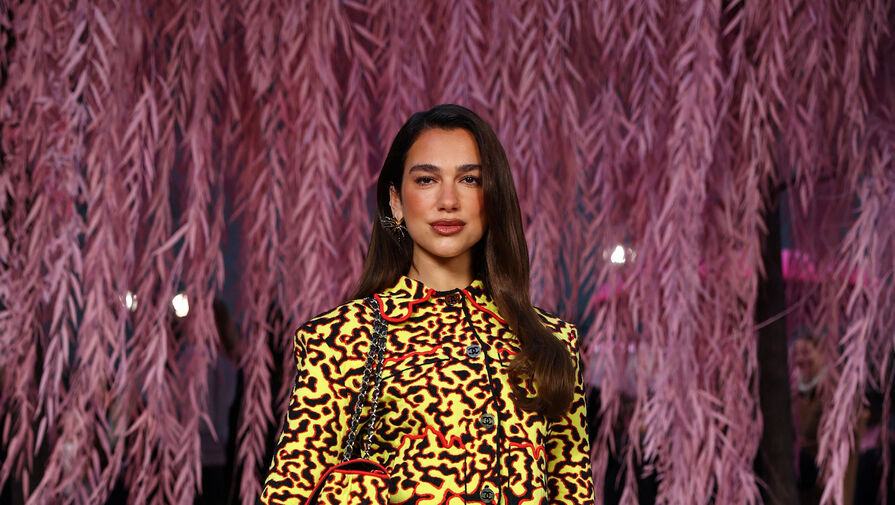 Певица Дуа Липа в пестром костюме с юбкой посетила показ в Париже