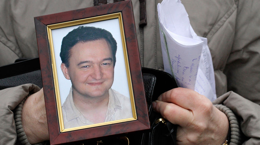 Портрет умершего в СИЗО юриста Сергея Магнитского в руках его матери Натальи во время интервью в Москве, 2009 год