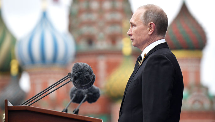 Владимир Путин выступает перед началом военного парада в ознаменование 72-й годовщины победы в...