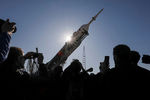 Ракета-носитель «Союз-ФГ» с пилотируемым кораблем «Союз МС-15» во время установки на стартовом комплексе «Гагаринский старт» космодрома Байконур, 22 сентября 2019 года