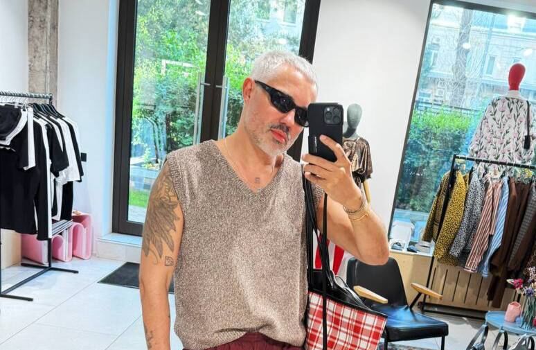 Стилист Александр Рогов призвал сделать красные акценты в образах