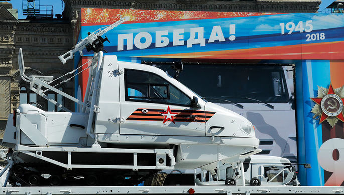 Снегоход «Беркут» с закрытой кабиной ТТМ-1901-40 с ПКП, закрепленный на платформе...