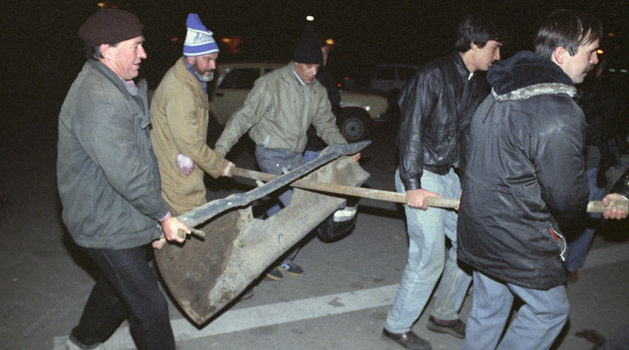 Сторонники Верховного Совета РФ строят баррикады у Дома Советов РФ, 1993 год