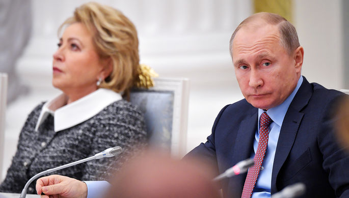 Спикер Совета Федерации России Валентина Матвиенко и Владимир Путин во время встречи в Кремле, 25...