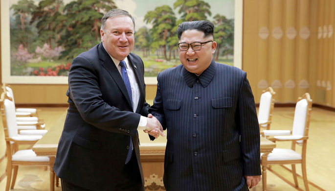 Госсекретарь США Майк Помпео во время встречи с высшим руководителем КНДР Ким Чен Ыном, 9 мая 2018...