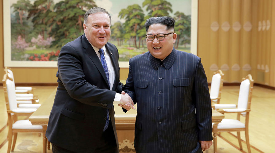 Госсекретарь США Майк Помпео во время встречи с высшим руководителем КНДР Ким Чен Ыном, 9 мая 2018 года