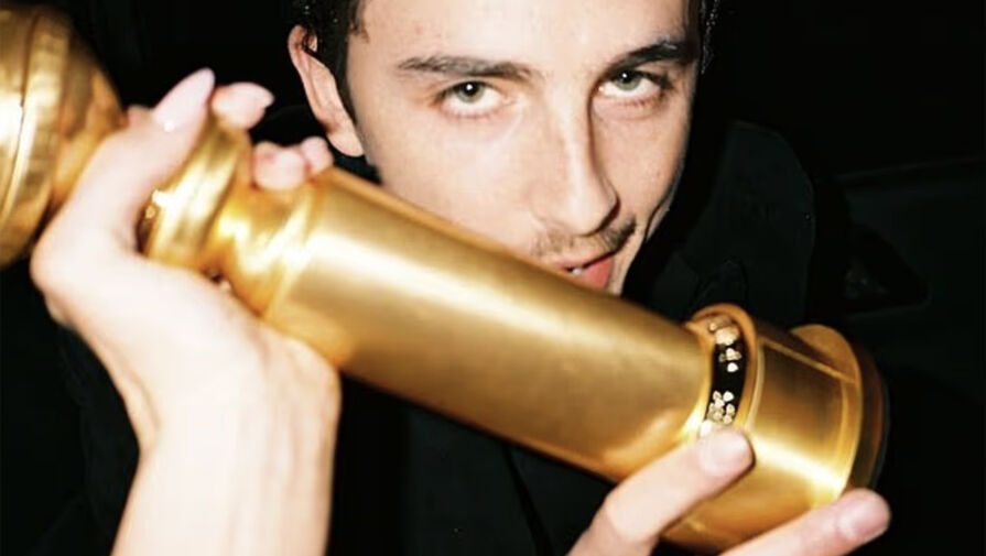 Актер Тимоти Шаламе показал фото с наградой, которую держала Кайли Дженнер