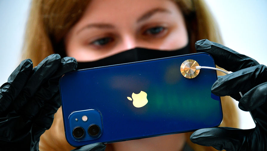 Смартфон iPhone 12 подешевел в России почти на 50%