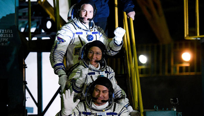 Российский космонавт Алексей Овчинин и астронавты NASA Ник Хейг и Кристина Кох перед стартом...
