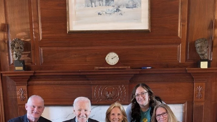 Джо Байден и его супруга Джилл взяли из приюта двух щенков лабрадора