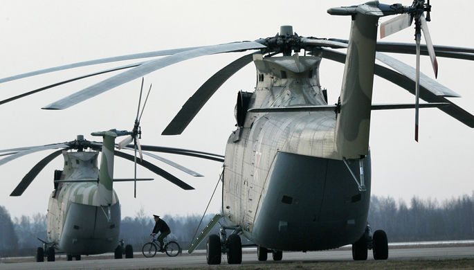 Тяжелый транспортный вертолет Ми-26 на аэродроме в Кубинке, 2010 год