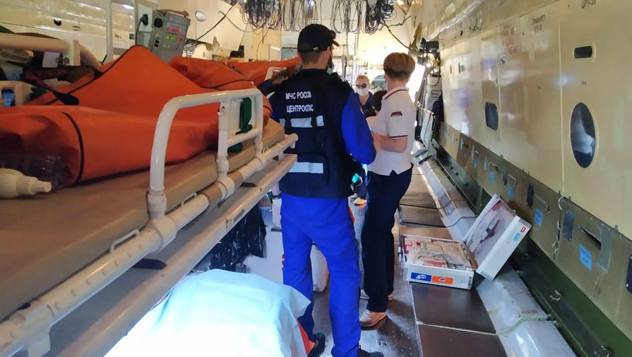  Медики и сотрудники МЧС во время транспортировки пострадавших при стрельбе в школе № 175 на борт... 