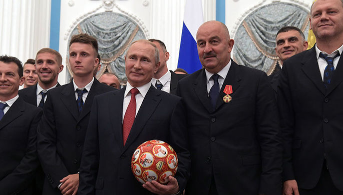 Владимир Путин и главный тренер сборной России Станислав Черчесов (третий справа) во время...