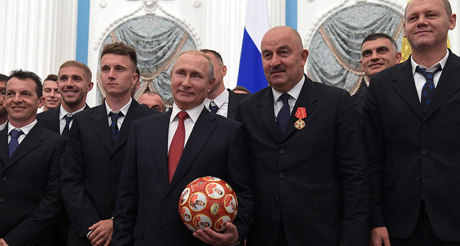 Владимир Путин и главный тренер сборной России Станислав Черчесов (третий справа) во время фотографирования на церемонии вручения в Кремле государственных наград и почётных грамот спортсменам и тренерам сборной России по футболу — участникам чемпионата мира FIFA – 2018