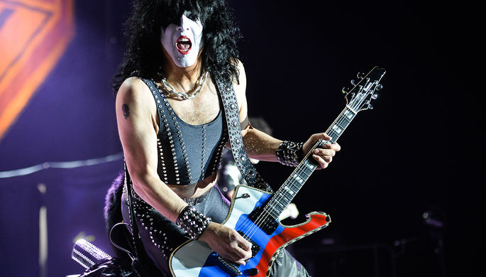 Музыкант группы Kiss Пол Стэнли выступает на концерте в Москве, 1 мая 2017 года