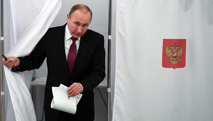 Действующий президент РФ, кандидат на пост президента РФ Владимир Путин во время голосования на...