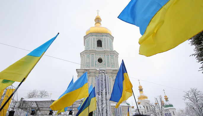 Украинские флаги верующих на «объединительном соборе» на Софийской площади в Киеве, 15...