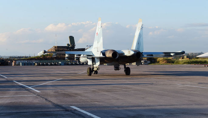 Многофункциональный истребитель Су-35С на магистральной рулежной дорожке, авиабаза Хмеймим в Сирии...