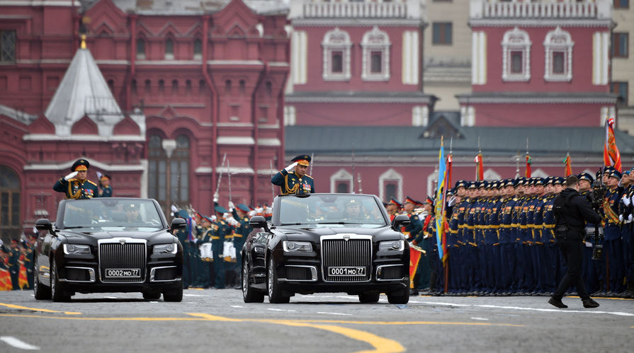 Министр обороны России Сергей Шойгу в кабриолете Aurus Senat во время военного парада Победы на Красной площади, 9 мая 2019 года