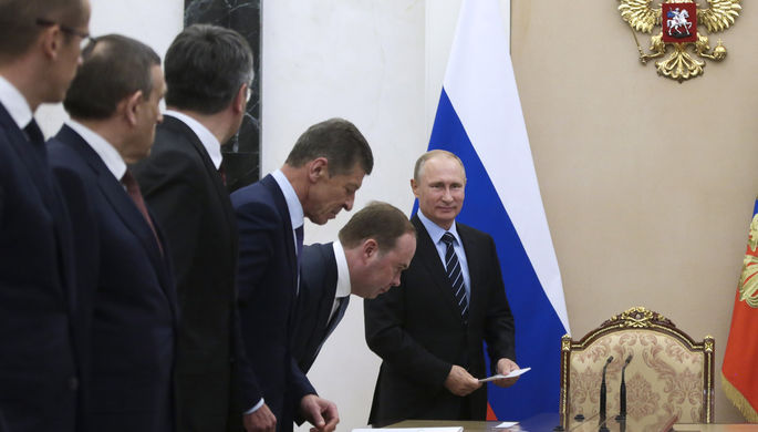 Президент РФ Владимир Путин во время встречи с главами регионов, которые были избраны в ходе единого...