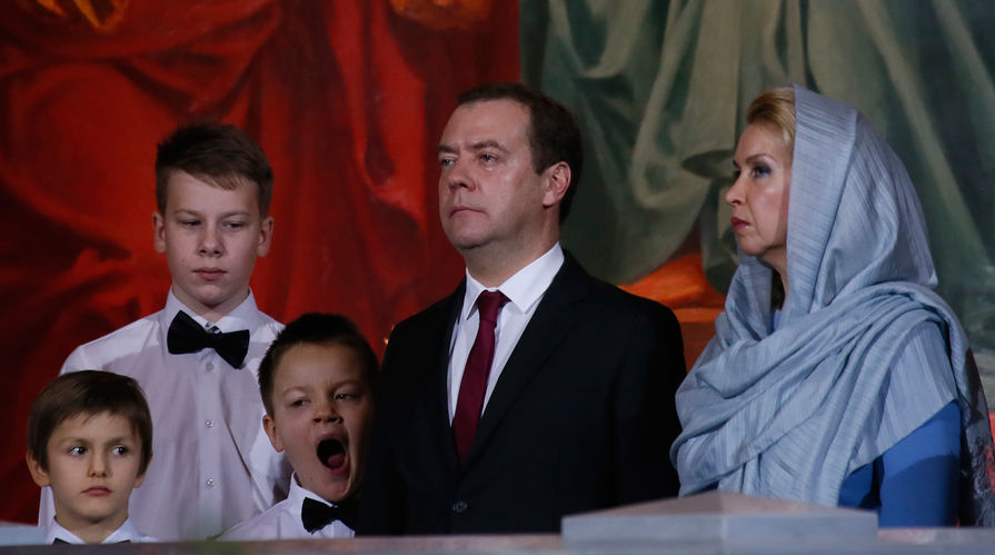 Премьер-министр России Дмитрий Медведев и его супруга Светлана во время рождественского богослужения в храме Христа Спасителя в Москве, 6 января 2018 года
