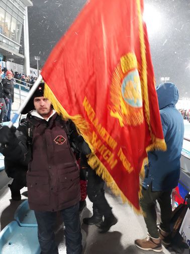 У российских болельщиков на Олимпиаде отобрали флаг с Лениным