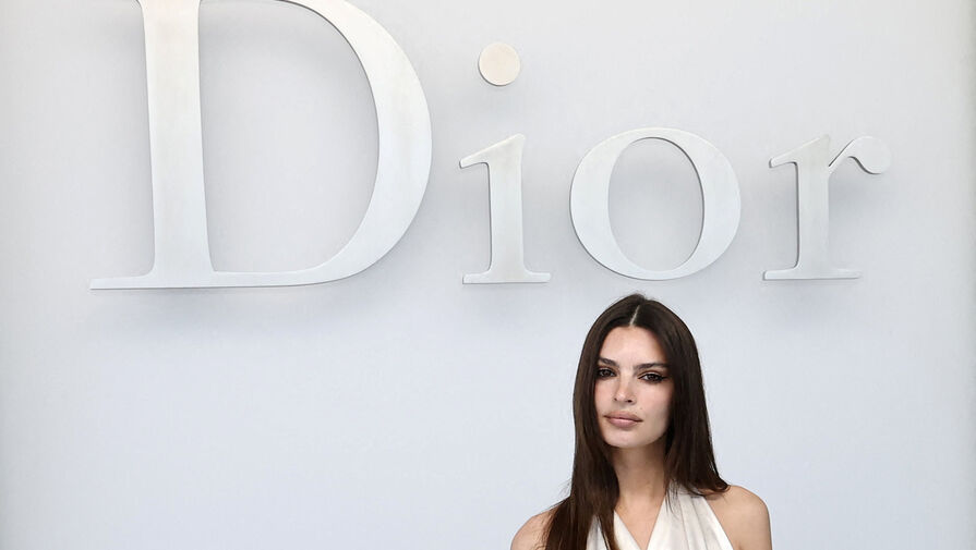 Модель Эмили Ратаковски в мини-платье засняли на свидании с Роменом Гаврасом