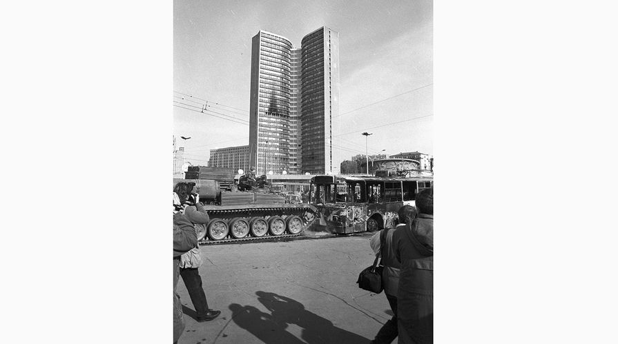 Военная техника убирает заграждения вокруг здания московской мэрии, возведенные сторонниками Верховного Совета РФ, 1993 год