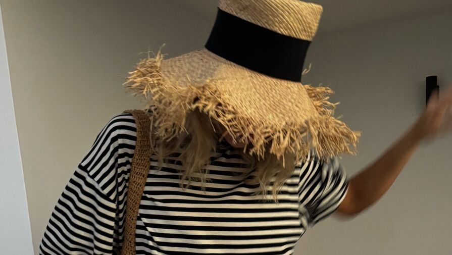 Модель Эльза Хоск снялась в мини-юбке и топе на Сан-Барте